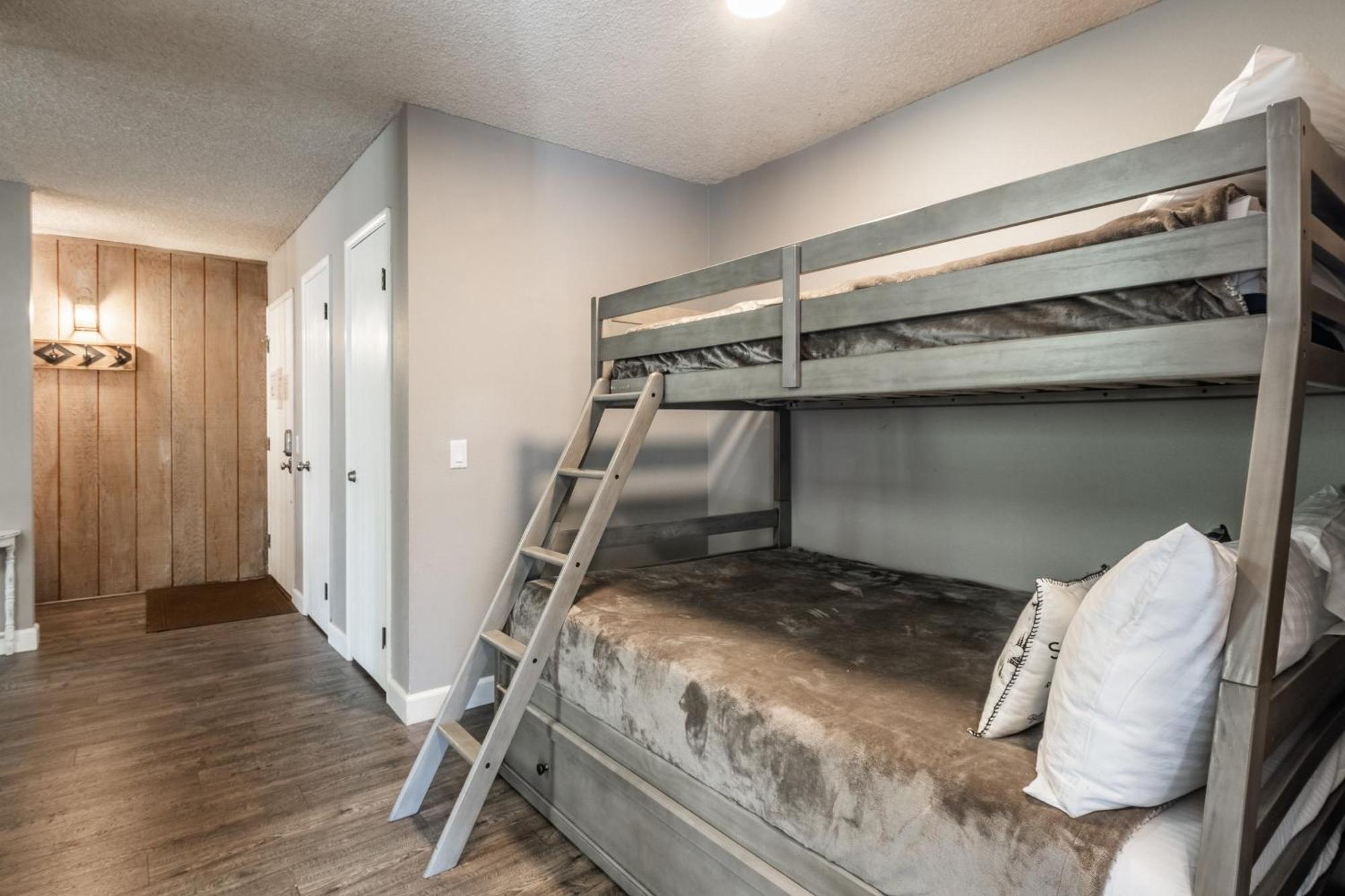 Crestview Bldg A #49 - Spacious 2 Bedroom, 2 Bathroom, Sleeps 7 - Close To Canyon And Village Mammoth Lakes